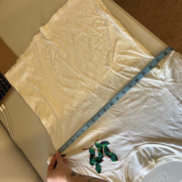 Tiny Soft Worn in Heathered Gray Embroidered Cactus Short Sleeve Tee Size Small - Picture 9 of 10